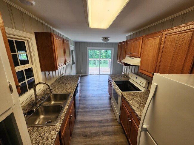 Building Photo - 530 Pinecrest Dr