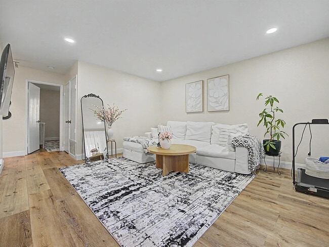 Building Photo - 2125 Northwood Cir