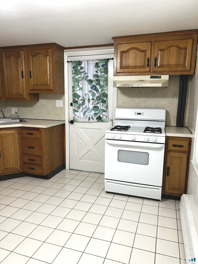 Building Photo - 565 Main St