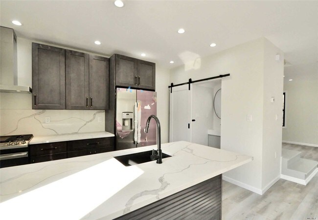 Foto del edificio - 68-28 Dartmouth St