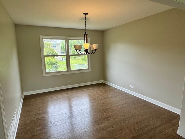 Building Photo - 1527 Windsor Ct