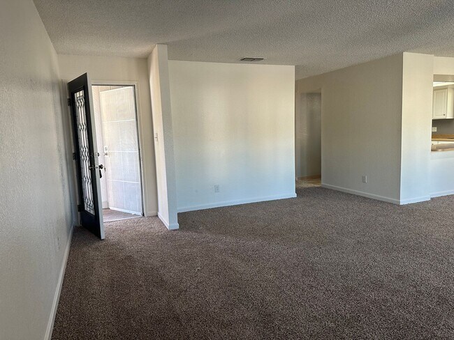 Foto del edificio - Spacious 4-Bedroom Home with Finished Basement & Large Backyard!