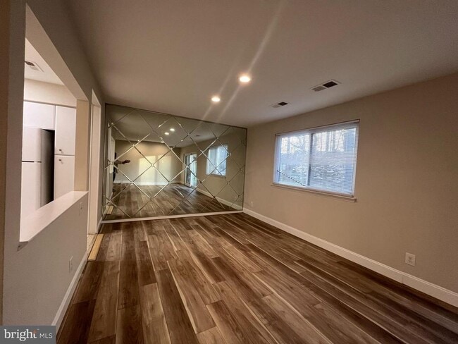 Building Photo - 115 E Kings Hwy