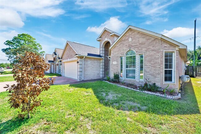 Building Photo - 8930 Edgebrook Dr