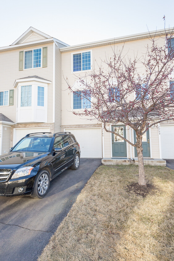Foto principal - 7786 Village Place
