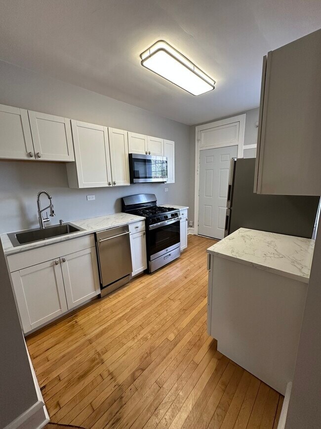 Foto del edificio - 5745 W Wellington Ave