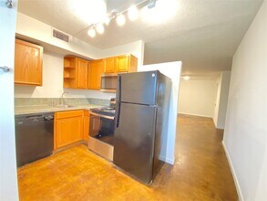 Building Photo - 1112 Lawrence St