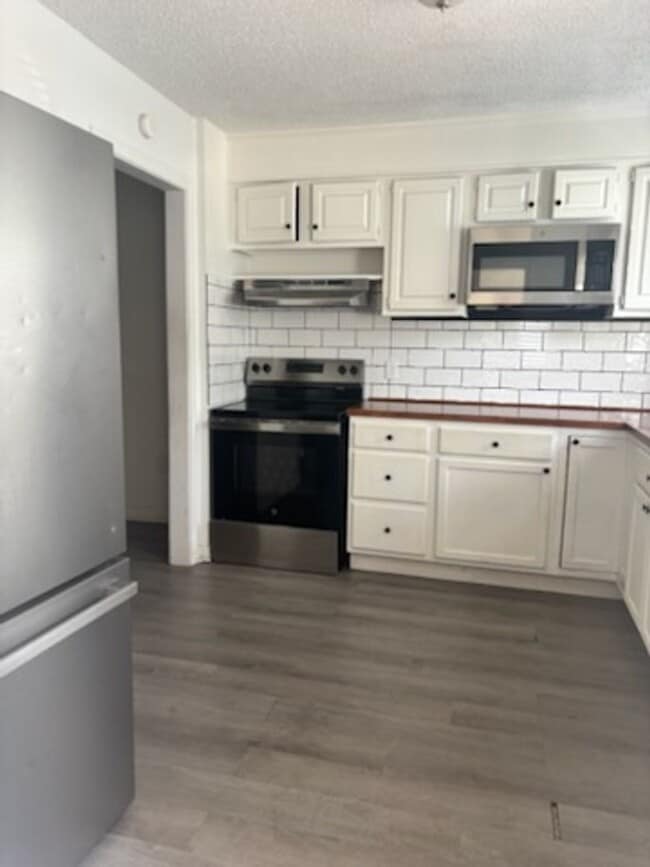 Foto del edificio - 352 Brookwood Lake Pl