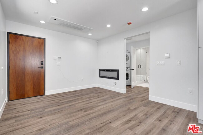 Building Photo - 11611 Burbank Blvd