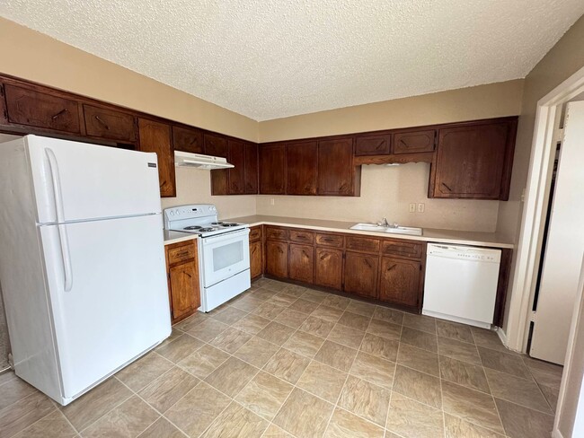Building Photo - 2202 Hunt Dr