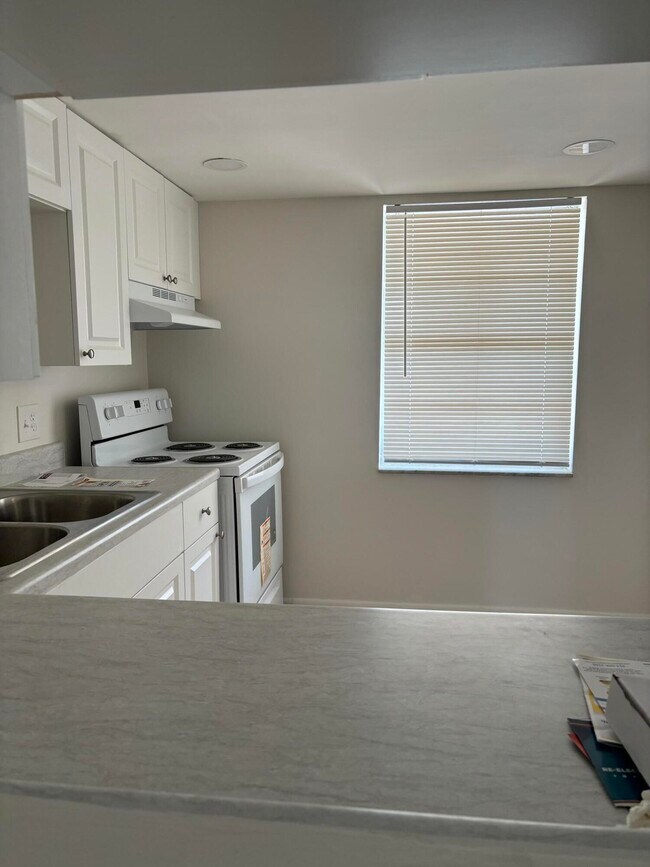 Building Photo - 1025 Country Club Dr
