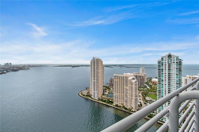 Foto del edificio - 325 S Biscayne Blvd