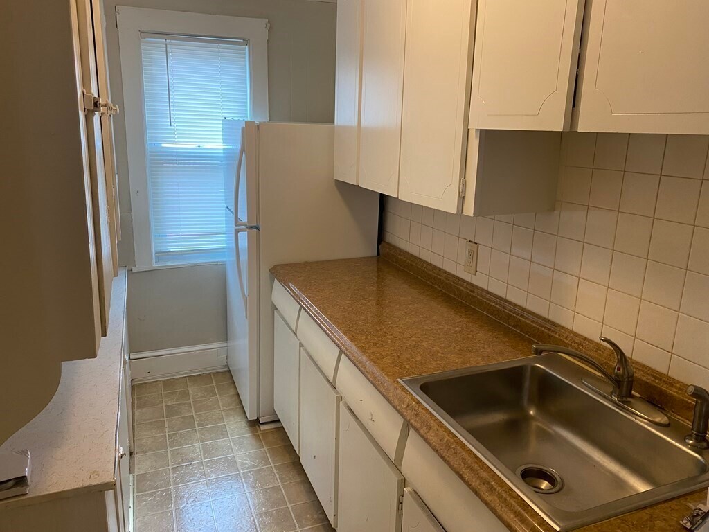 7577 ster St Unit 6, Haverhill, MA 01830 Room for Rent in