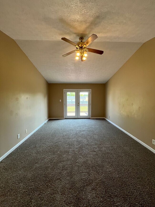 Building Photo - Adorable Home close to Fort Campbell