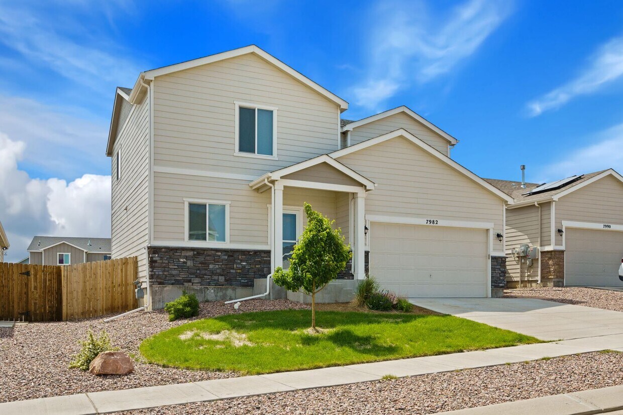 Foto principal - Stunning Forest Meadows Home Available NOW!
