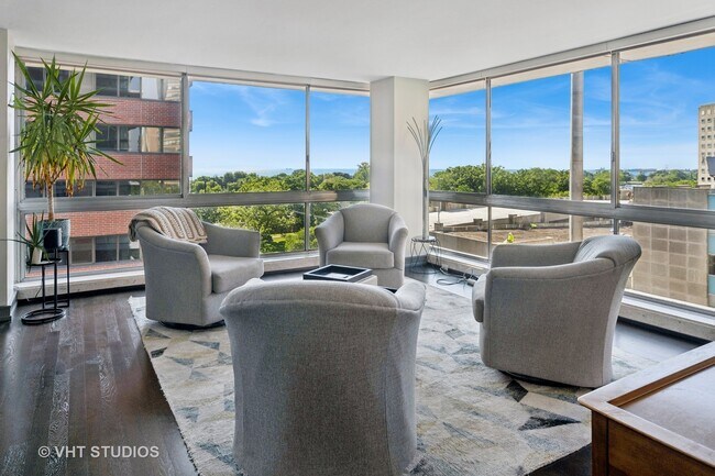 Foto del edificio - 320 W Oakdale Ave
