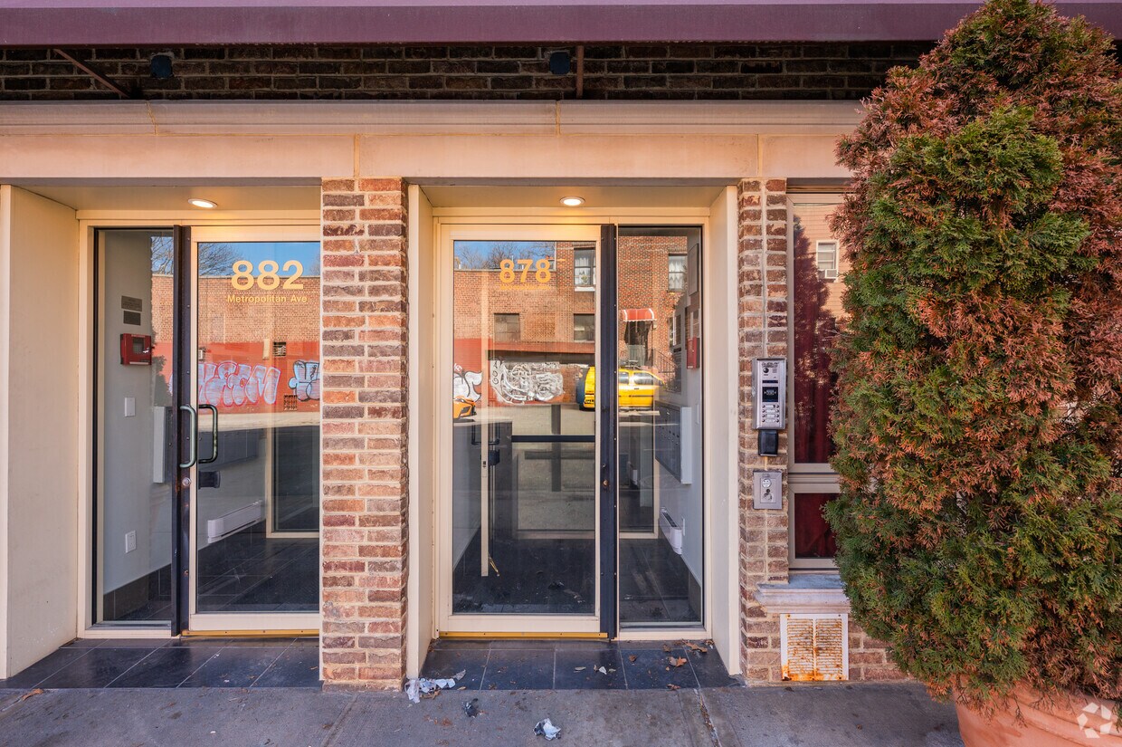 Building Photo - 882 Metropolitan Ave