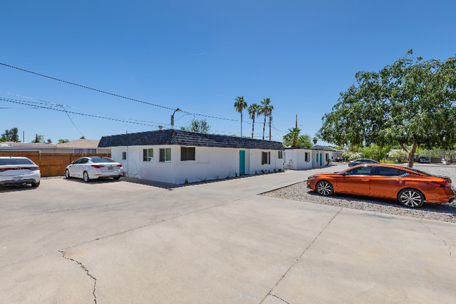 Building Photo - 920 E Montebello Ave
