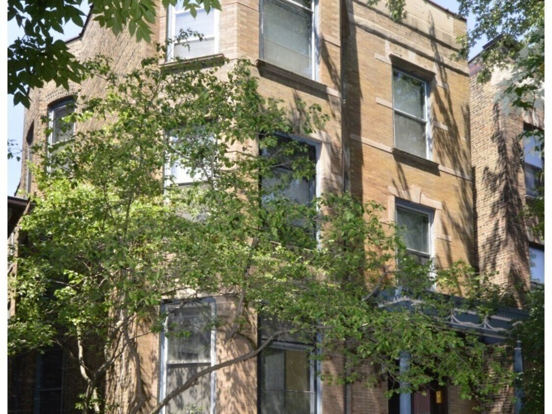 Foto principal - 3022 N Racine Ave