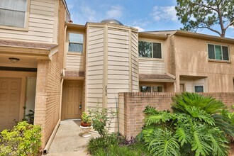 Building Photo - 2050 Augusta Dr