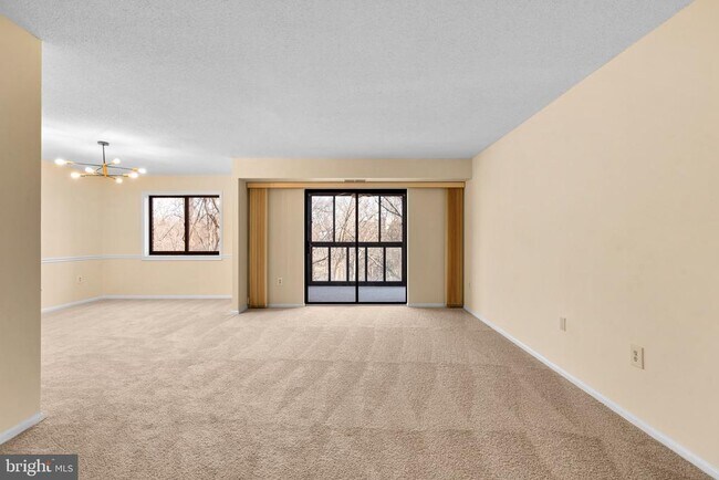 Building Photo - 15100 Interlachen Dr