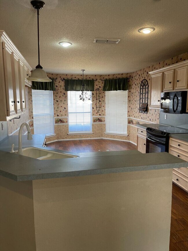 Building Photo - Beautiful clean home! Available April 1st,...