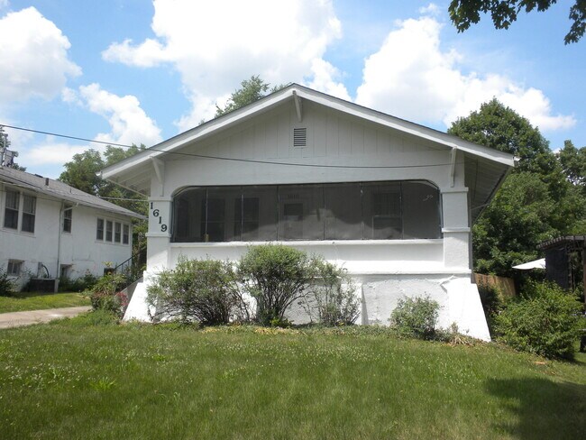 Foto del edificio - 2 bed/1 bath house walking distance to Cam...