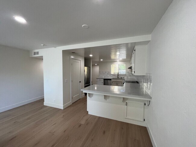Building Photo - Updated 2 story Condo in Central Location ...