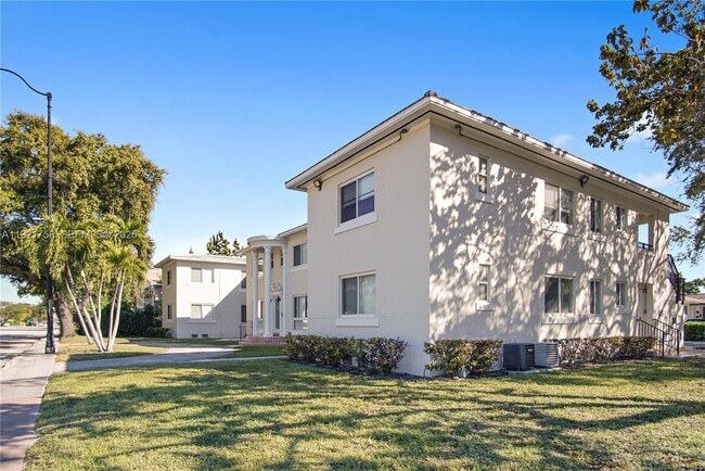 Building Photo - 1567 S Le Jeune Rd