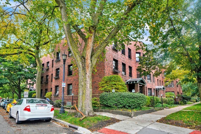 Building Photo - 322 Main St