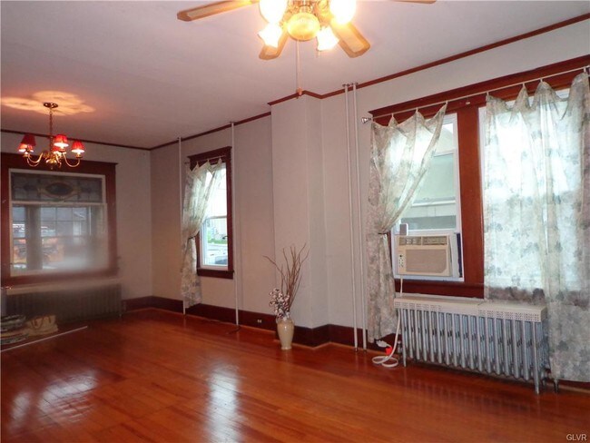 Building Photo - 142 S Green St