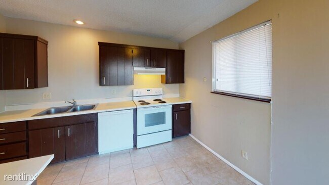 Building Photo - 2 br, 1 bath Townhome - 6022 E 127th St