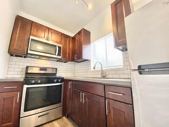 Building Photo - 123 E Windsor Rd