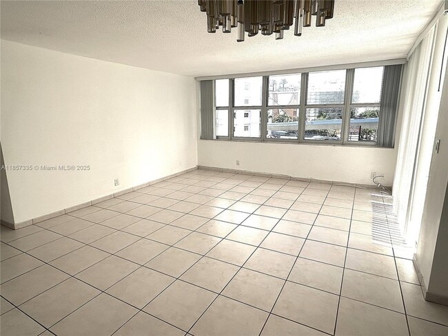 Building Photo - 1825 S Ocean Dr