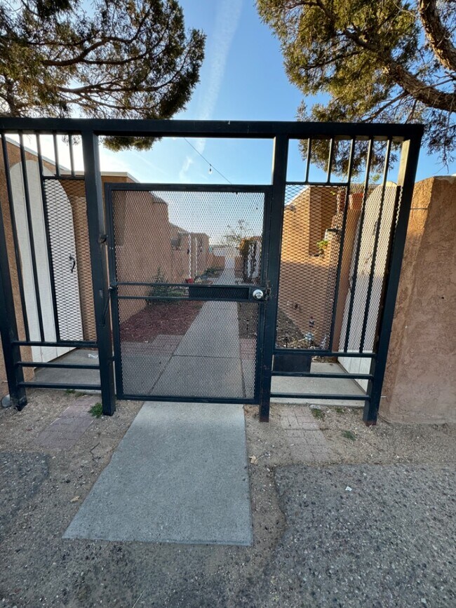 Foto del edificio - 932 San Pedro Dr SE
