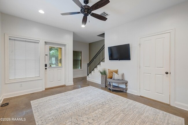 Building Photo - 701 W Taft St