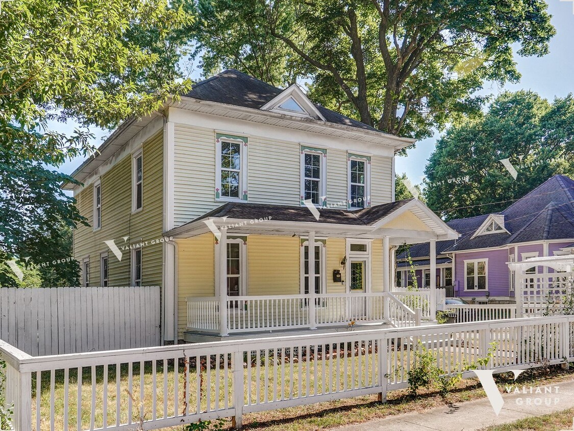 Foto principal - Charming Historic American Foursquare Home...