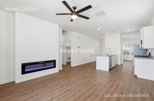 Building Photo - 2713 N Camden Dr