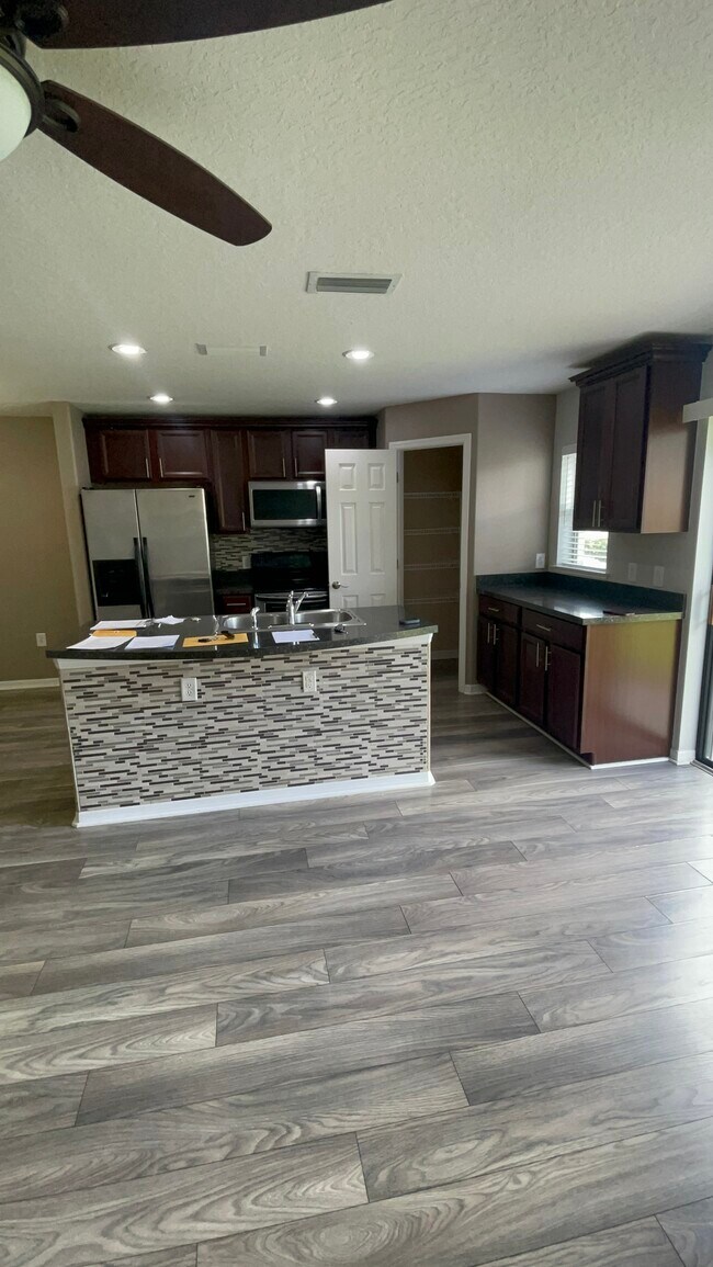 Foto del edificio - 2256 Seven Oaks Dr