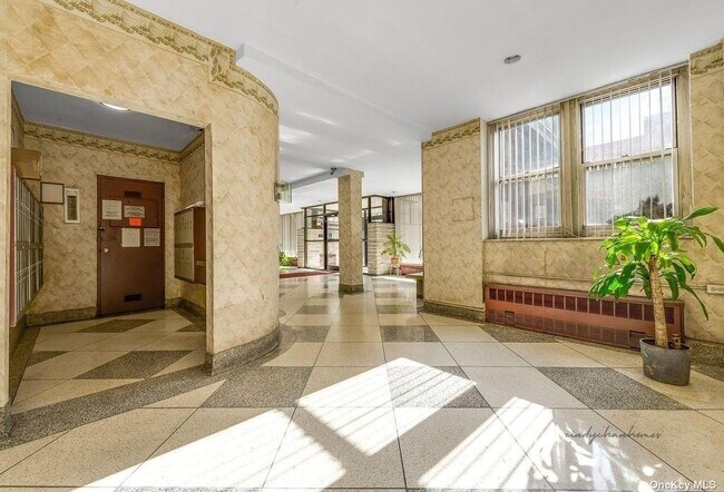 Foto del edificio - 67-41 Burns St