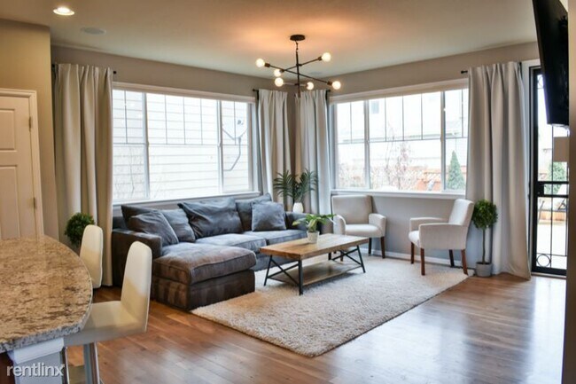 Foto del edificio - 4 br, 4 bath House - 466 Dallas st.