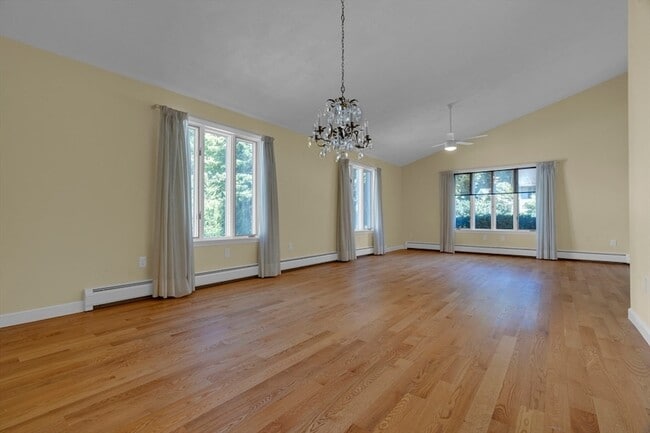 Foto del edificio - 52 Rayburn Rd