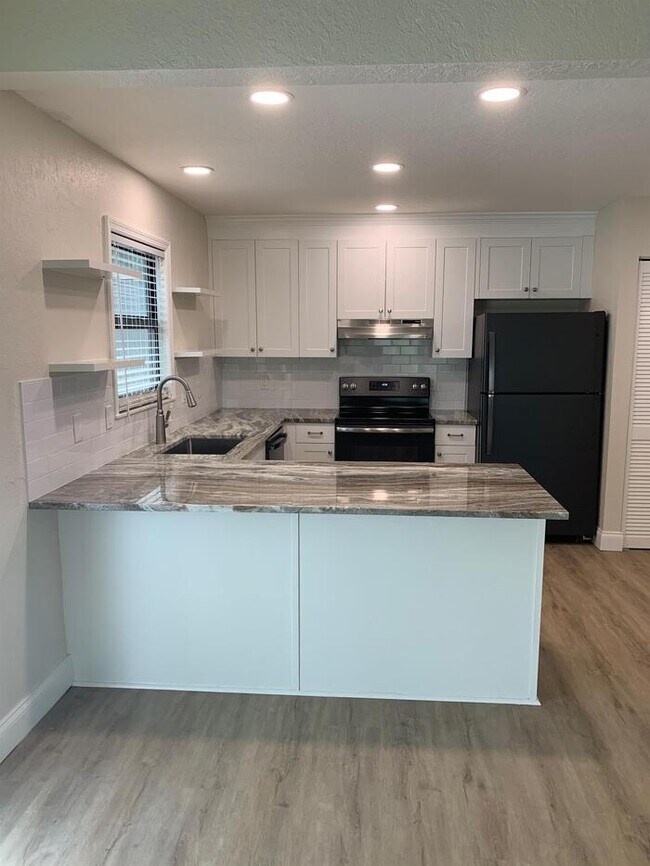 Building Photo - Beautiful 2/2 Villa in Tequesta ready for ...