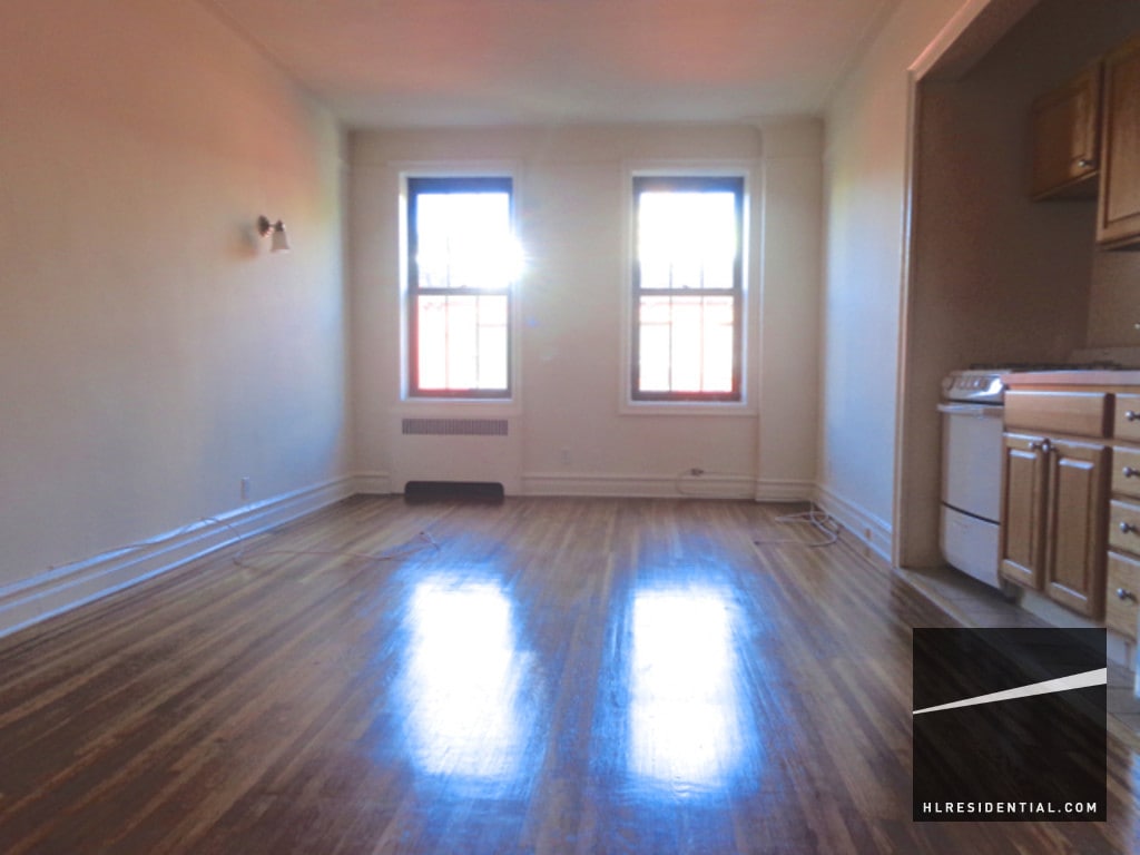 Primary Photo - 200 Clinton St