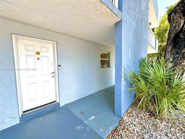 Building Photo - 9353 Fontainebleau Blvd