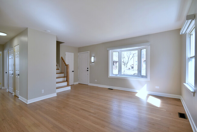Foto del edificio - 646 Spring Rd