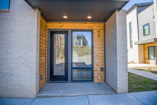 Building Photo - Knoxville 37920 - 1 bedroom 1.5 bath - Con...