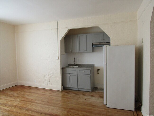 Building Photo - 221-15 Hempstead Ave