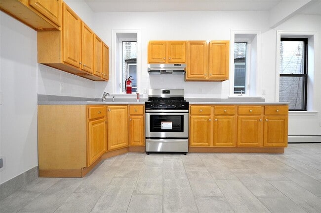 Building Photo - 322 56th St