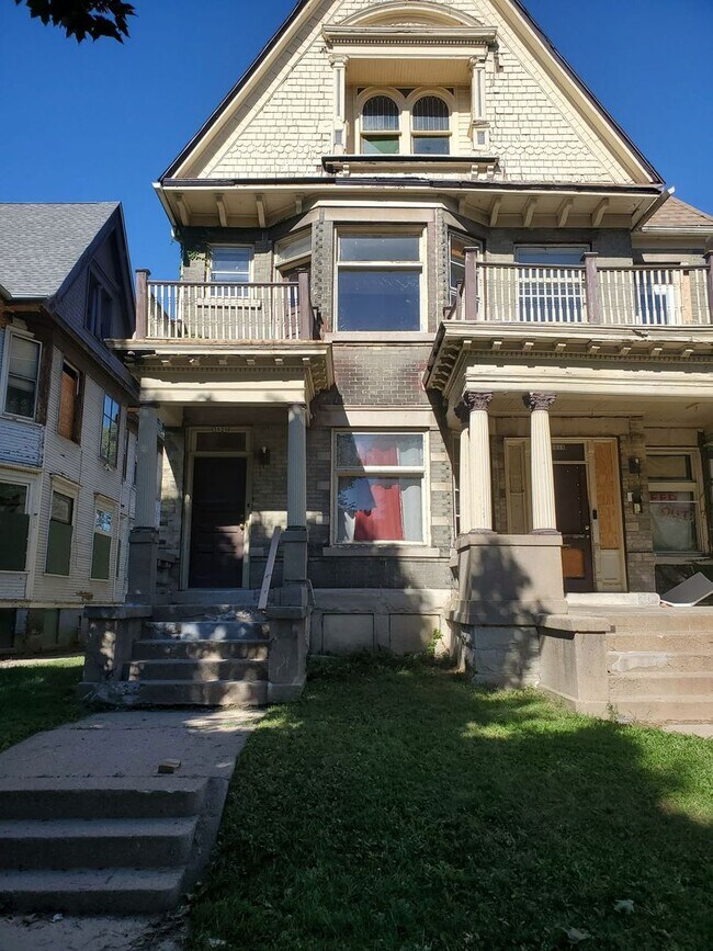 Building Photo - 3018-3020-3020 W Juneau Ave